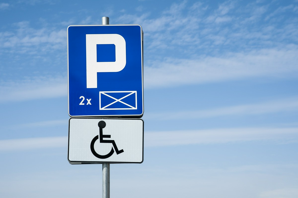 Jakie są zasady oznakowania miejsc parkingowych dla osób niepełnosprawnych? 